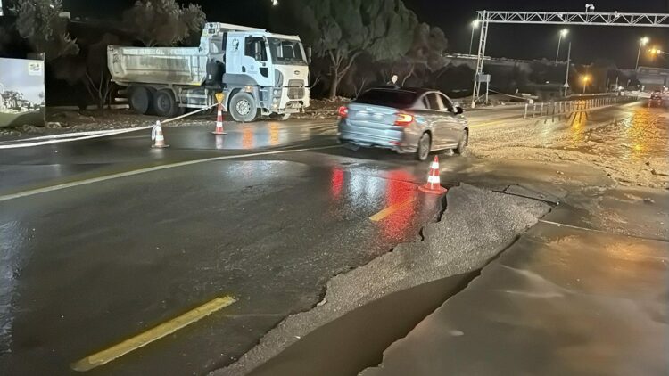 Bodrum'da ana su isale hattı patladı, asfalt çöktü