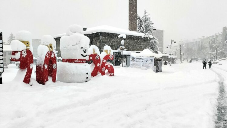 Bolu'da kar kalınlığı yarım metreye ulaştı