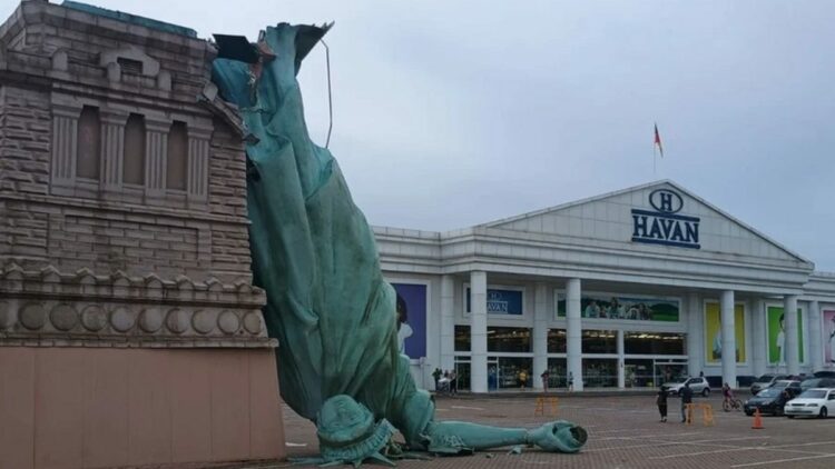 Brezilya'da Özgürlük Heykeli'nin replikası rüzgardan devrildi