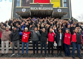 Buca'da maaşlarını alamayan belediye işçilerinden 'çöp toplamama' kararı