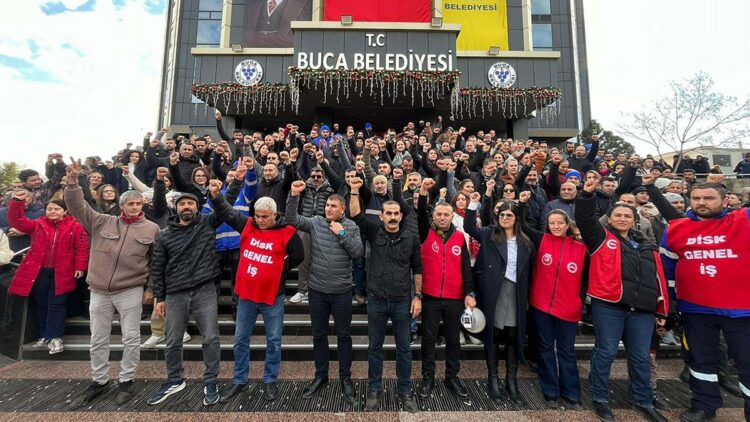 Buca'da maaşlarını alamayan belediye işçilerinden 'çöp toplamama' kararı