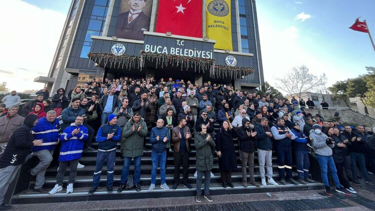 Buca'da maaşlarını alamayan işçiler eylemde