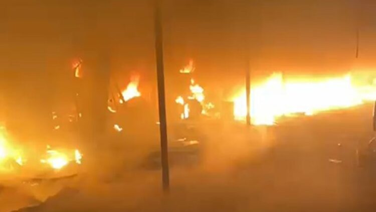 Bursa'da işçilerin kaldığı baraka, alev alev yandı