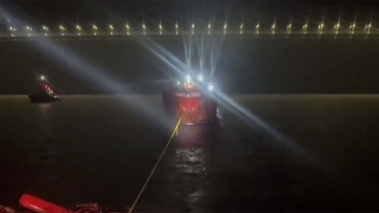 Çanakkale Boğazı'nda makine arızası yapan gemi demirletildi