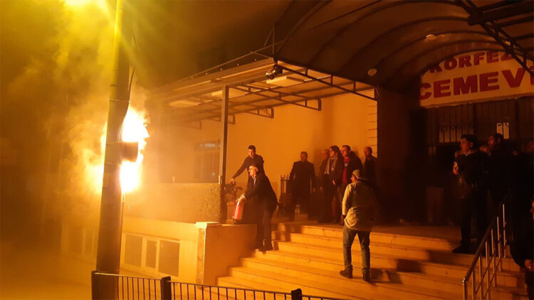 Kocaeli'deki cemevi önündeki trafoda yangın çıktı