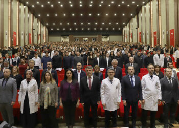 Cerrahpaşa Tıp Fakültesi öğrencileri Bahçelievler’de beyaz önlük giydi