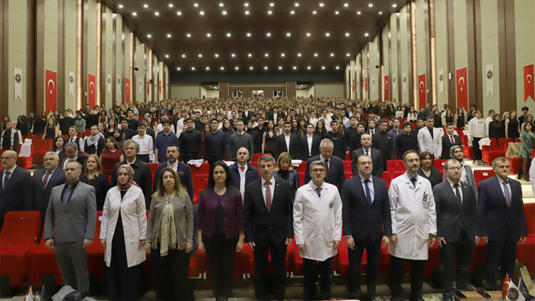 Cerrahpaşa Tıp Fakültesi öğrencileri Bahçelievler’de beyaz önlük giydi