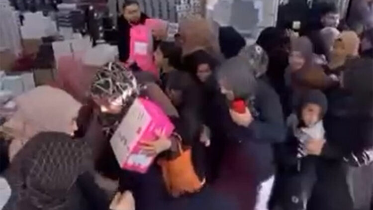 Bursa'da çeyiz mağazası açılışında izdiham