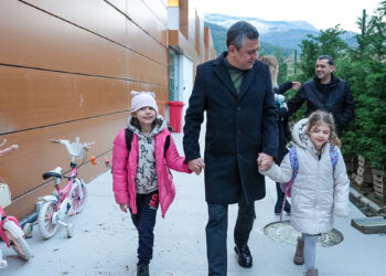 Özgür Özel, Ferdi Zeyrek'in ikiz kızlarını okula götürdü