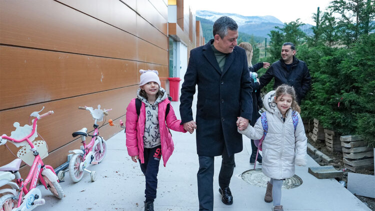 Özgür Özel, Ferdi Zeyrek'in ikiz kızlarını okula götürdü