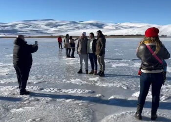 Çıldır Gölü'nün yüzeyi donmaya başladı
