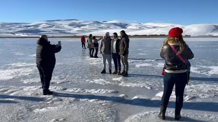 Çıldır Gölü'nün yüzeyi donmaya başladı