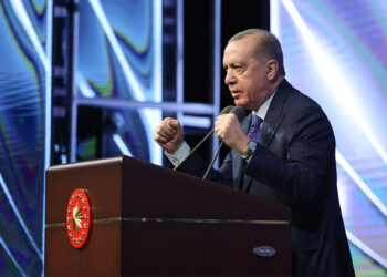 Filistin halkının yanında eğilmeden bükülmeden dimdik duruyoruz