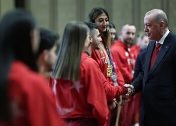Erdoğan çeşitli branşlardan başarılı sporcuları kabul etti