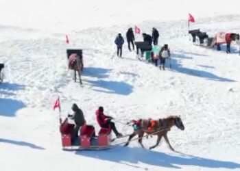 Çıldır Gölü'nde atlı kızakla snowboard