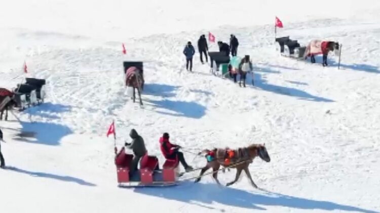 Çıldır Gölü'nde atlı kızakla snowboard