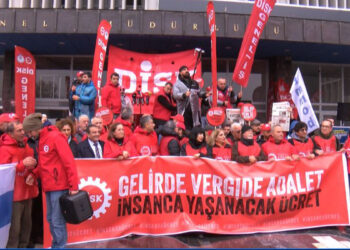 DİSK üyeleri, 'Gelirde ve vergide adalet' için Ankara'ya yürüdü