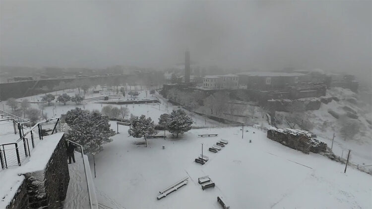 Diyarbakır'da beyaza bürünen tarihi mekanlar dronla görüntülendi