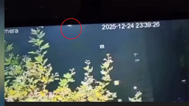 Gökyüzünü aydınlatan parlak ışık kamerada