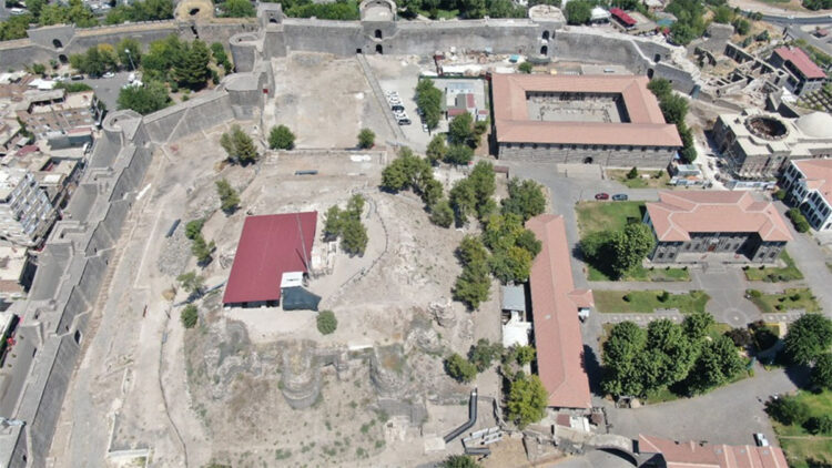 İçkale surlarının toprak altında olan kısmı gün yüzüne çıkarıldı