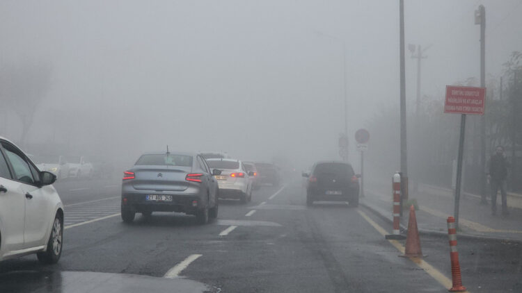 Diyarbakır'da etkili olan sis nedeniyle uçak seferleri aksadı