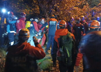 Doğa yürüyüşünde yüksekten kayalık bölgeye düştüler: 1 ölü, 1 yaralı