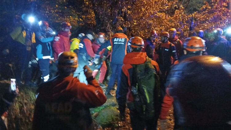 Doğa yürüyüşünde yüksekten kayalık bölgeye düştüler: 1 ölü, 1 yaralı