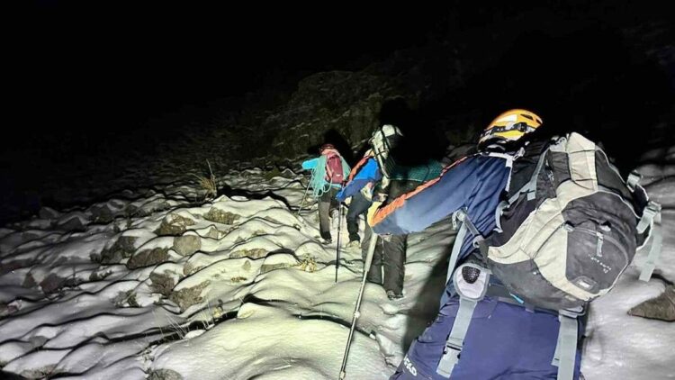 Dağda mahsur kalan 3 arkadaş kurtarıldı