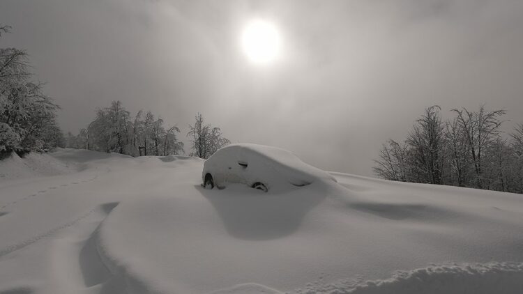 Deniz manzaralı Handüzü Yaylası'nda kar güzelliği
