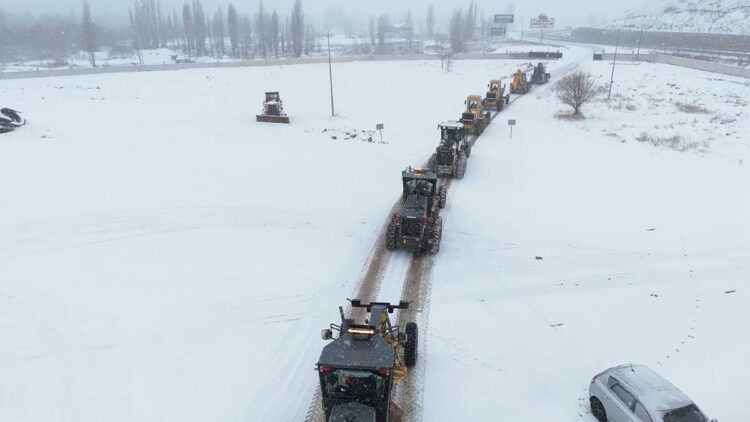 Doğu Karadeniz'de 61 köy yolu, kardan kapandı