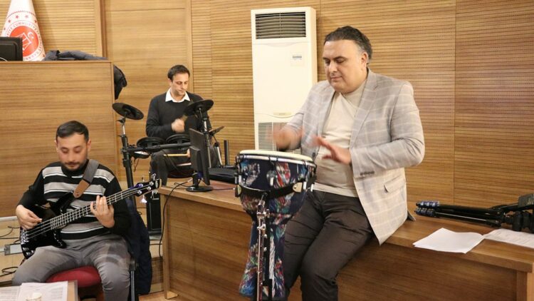 Doktor, hastane stresini adliye ritim grubuyla atıyor