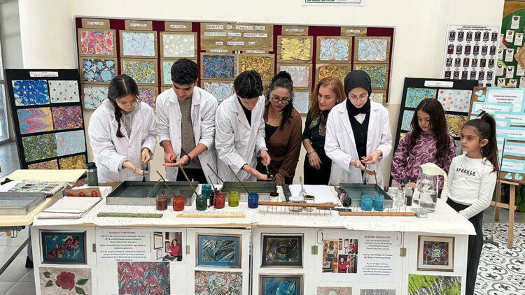 Ebru sanatını fizik dersi ile öğreniyorlar