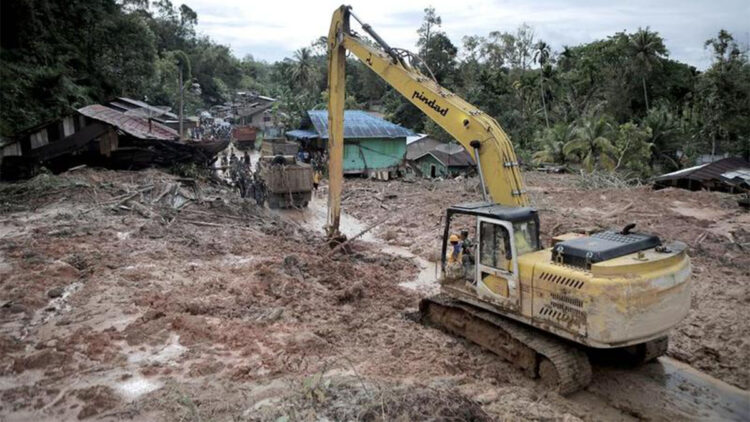 Endonezya'da sel ve toprak kayması; 442 ölü