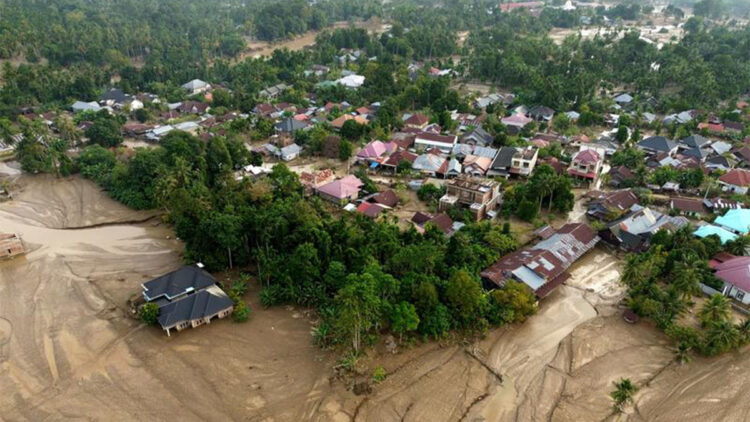 Endonezya'da şiddetli yağışlar can almaya devam ediyor; 914 ölü var