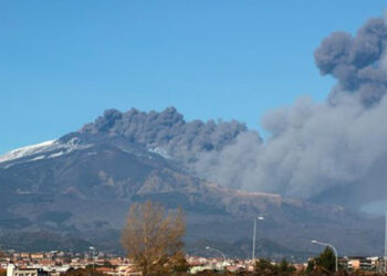 Etna kül ve lav püskürttü