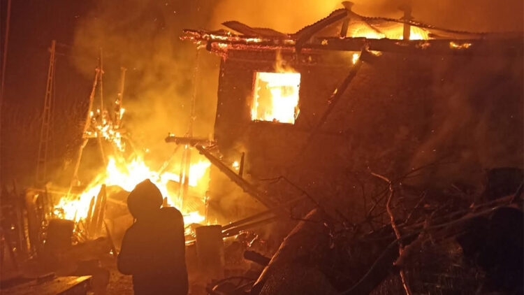 Feke'de çıkan yangında bir ev kül oldu