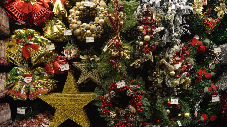 Yapay çam ağacı ile süs eşyaları cep yakıyor!