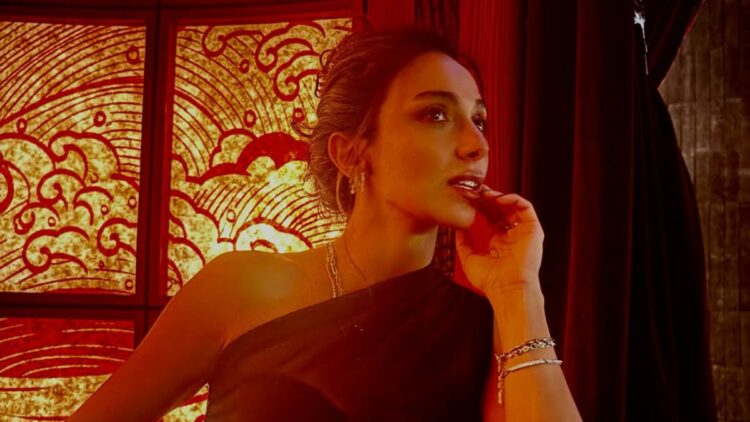 Ebru Aytemur, Eşref Rüya'daki performansıyla tam not alıyor