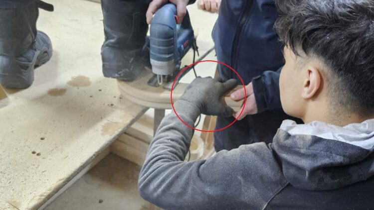 Eline çaktığı ahşap parçasıyla hastaneye kaldırıldı