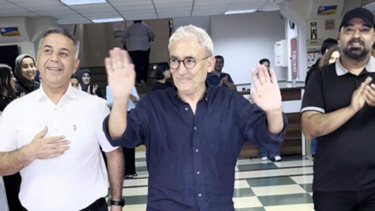 Emekliye ayrılan 35 yıllık öğretmene duygusal veda