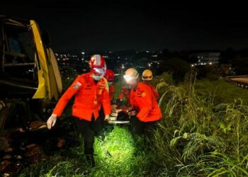 Endonezya'da yolcu otobüsü devrildi: 16 ölü
