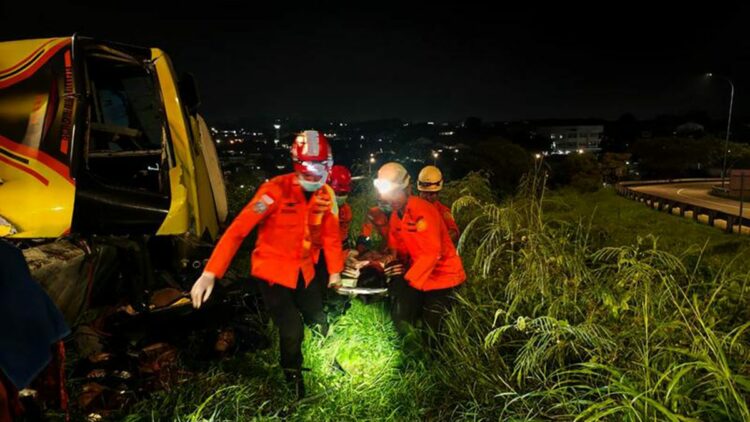 Endonezya'da yolcu otobüsü devrildi: 16 ölü