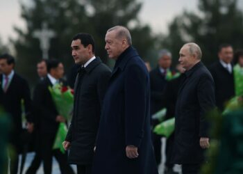 Erdoğan, Türkmenistan'da Tarafsızlık Anıtı'na çelenk koyma törenine katıldı