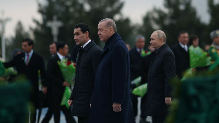 Erdoğan, Türkmenistan'da Tarafsızlık Anıtı'na çelenk koyma törenine katıldı