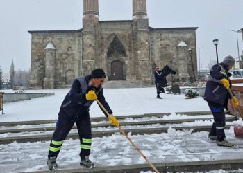 Erzurum ve Erzincan'a kar yağdı