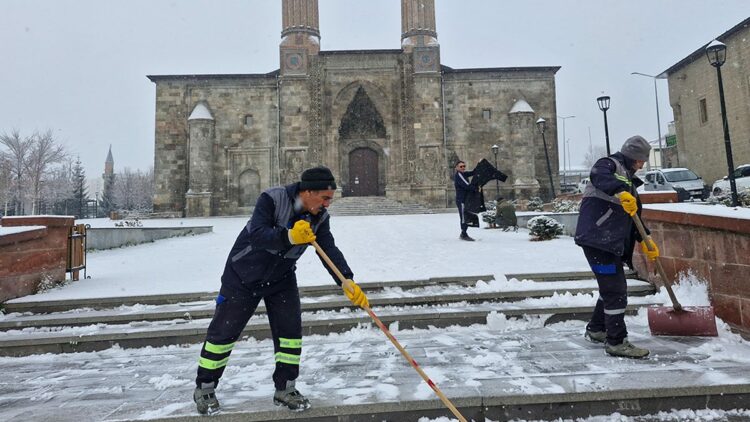 Erzurum ve Erzincan'a kar yağdı