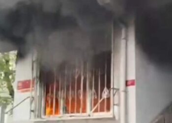 Esenler'de 5 yaşındaki çocuk çakmakla oynarken yangın çıktı