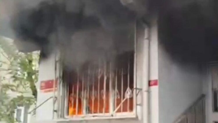 Esenler'de 5 yaşındaki çocuk çakmakla oynarken yangın çıktı