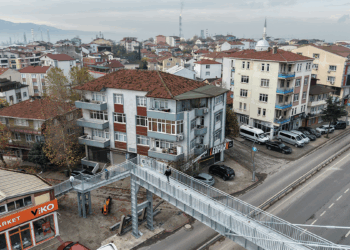 Evin içi göründüğü için yıkım kararı verilen üst geçit, 1 metre uzağa yapıldı
