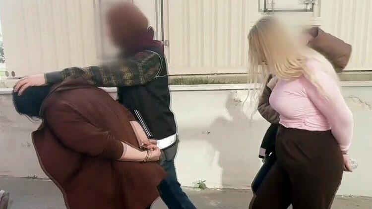 Evlerinde uyuşturucuyla yakalanan torbacılar tutuklandı